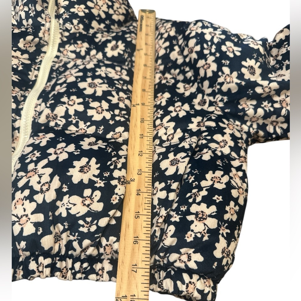 Akaiv Cropped Floral Puffer Jacket Size Large Navy Blue Cream Pockets Full Zip - Picture 13 of 14